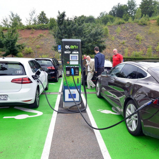 Punjenje električnog auta (ilustracija)