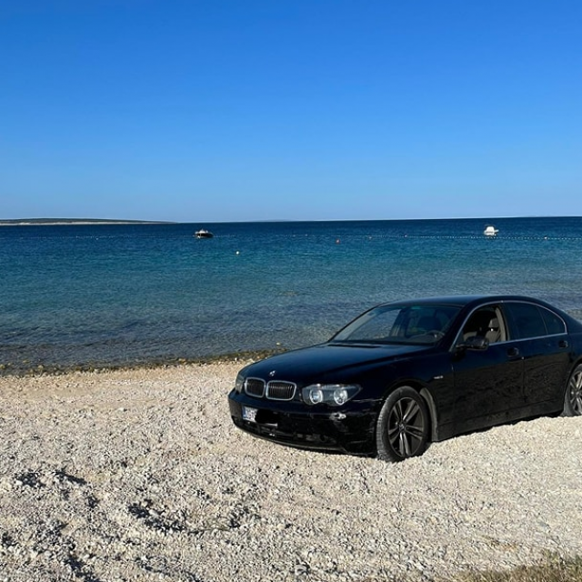 BMW na plaži na Pagu