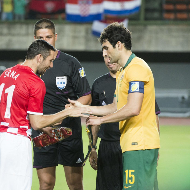 Darijo Srna i Mile Jedinak, kapetani Hrvatske i Australije na prijateljskom dvoboju 2014. u Brazilu