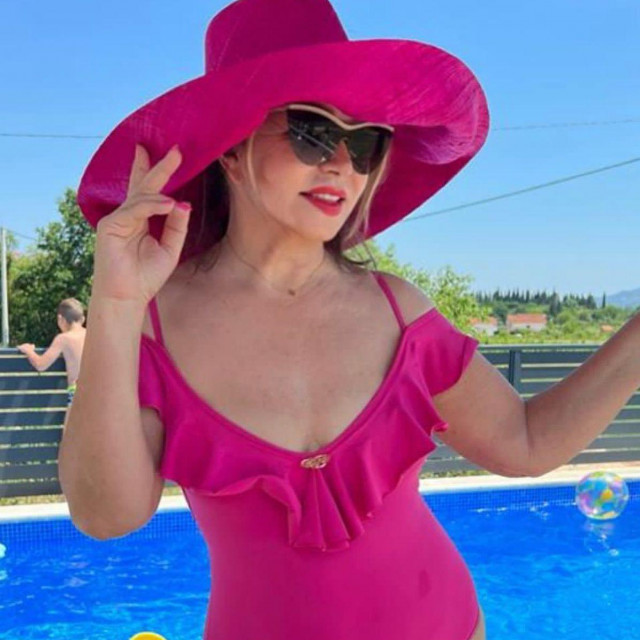 Neda Ukraden uživa na bazenu