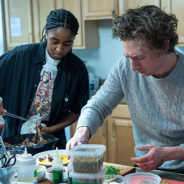 Ayo Edebiri kao mlada chefica Sydney i Jeremy Allen White kao Carmen Berzatto u drugoj sezoni ”The Bear”