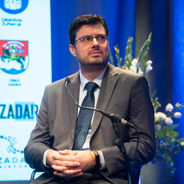 Zadar, 270922.
Potpredsjednik Vlade i ministar mora, prometa i infrastrukture Oleg Butkovic sudjelovao je danas na konferenciji pod nazivom Razvoj elitnog nautickog turizma u Zadarskoj zupaniji koja se odrzala u koncertnoj dvorani Knezeve palace.
Na fotografiji: Josip Klismanic, direktor Zracne luke Zadar.