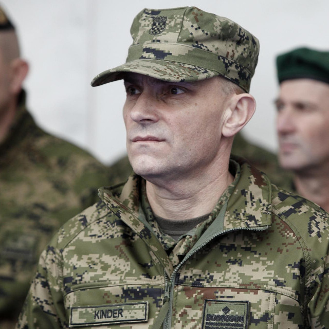 Ivica Kinder (sredina)