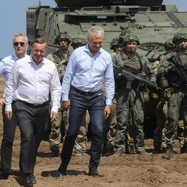 Glavni tajnik NATO-a Jens Stoltenberg, predsjednik Litve Gitanas Nauseda  i njemački ministar obrane Boris Pistorius 