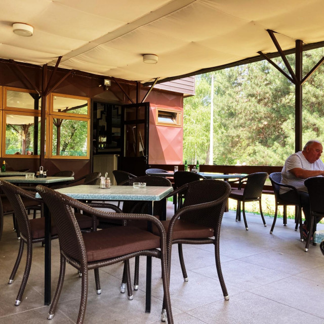 U jednom je trenutku terasa bila prazna, a već u drugom ispunjena, kako nam se učinilo, stalnim gostima