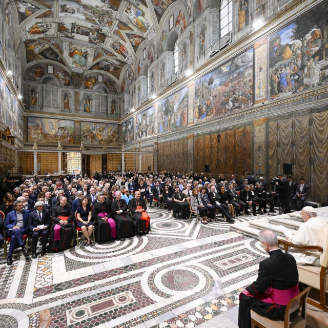 Papa Franjo tijekom susreta s umjetnicima