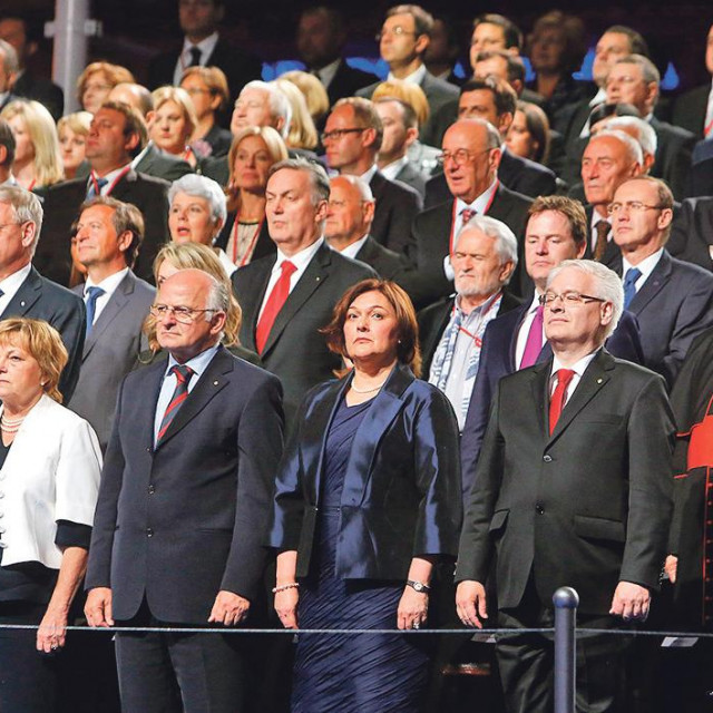 Svečana loža na središnjoj proslavi povodom priključivanja Hrvatske Europskoj uniji 2013. godine

 