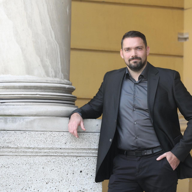 Zagreb, 141022.
HNK, Trg Republike.