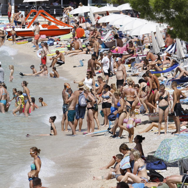 Kupači na plaži u Makarskoj
