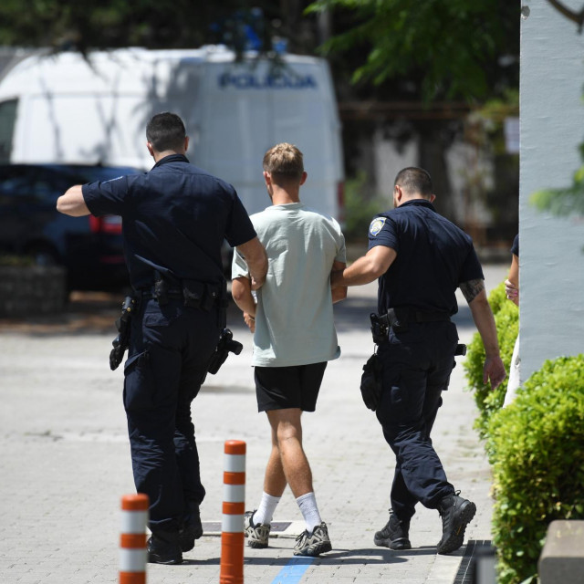 Britanac kojeg se tereti za napad na službenu osobu