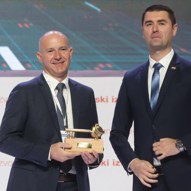 Davor Filipovic dodjelio je nagradu Mihaelu Furjanu