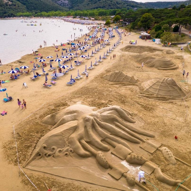 Rajska plaža u Loparima