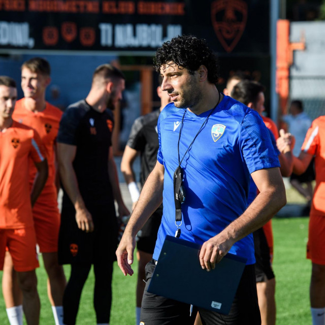 Mario Carević s momčadi na Šubićevcu