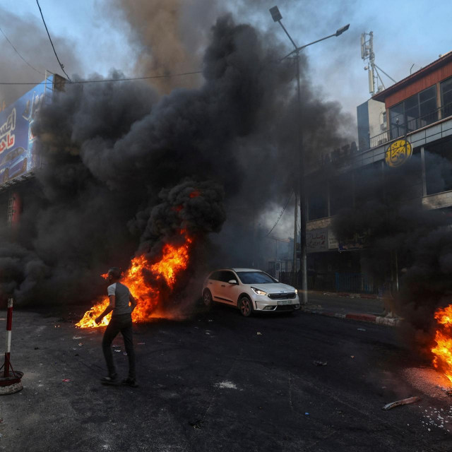 Palestinci pale gume tijekom izraelske operacije na Zapadnoj obali