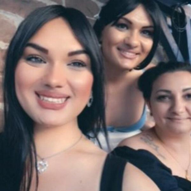 Mika i Giba Vasić kao Ivana i Ana