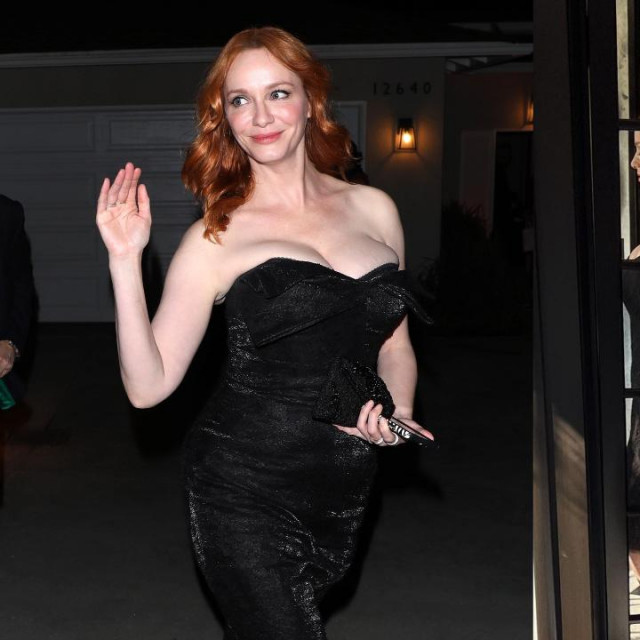 Christina Hendricks lijevo u prosincu 2022, desno najnovija objava s Instagrama