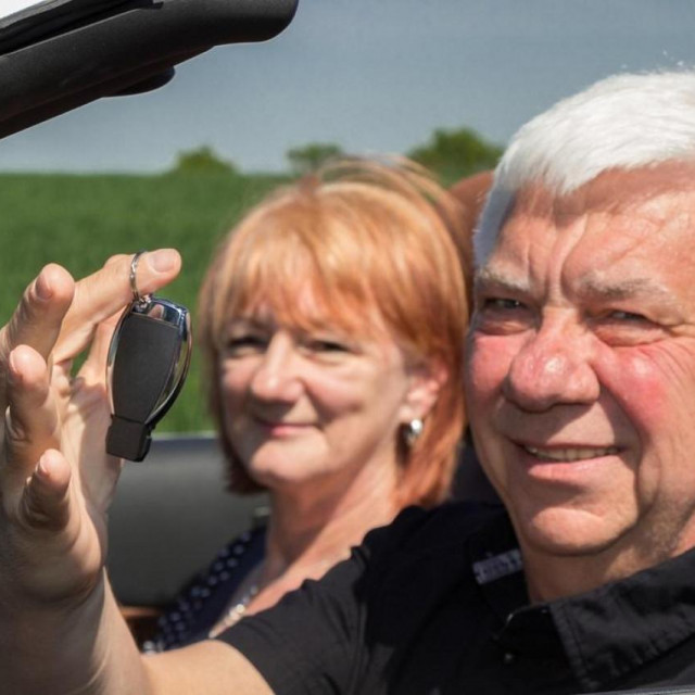 Stariji vozač (ilustracija)