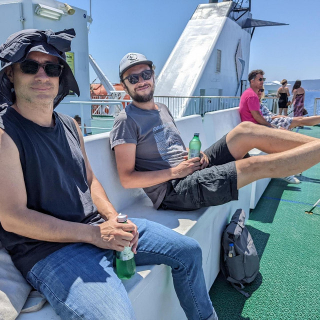 Gael Garcia Bernal i Srećko Horvat na trajektu za Vis