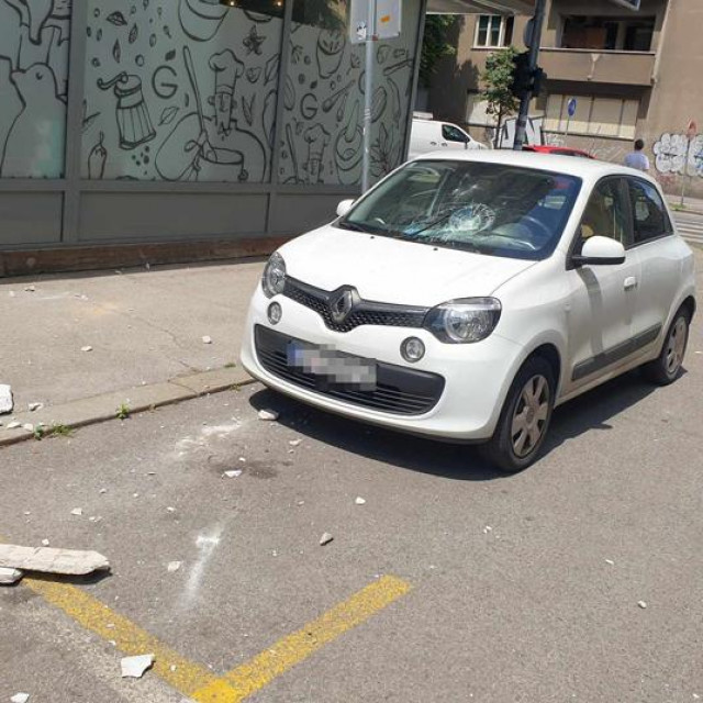 Mjesto pada žbuke na ulicu i auto