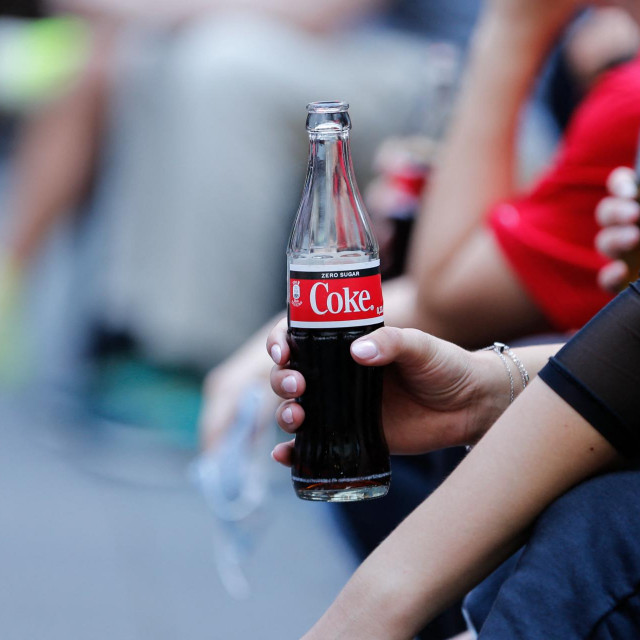 Cancer Research UK, najveća svjetska nezavisna organizacija za istraživanje raka, tvrdi da je aspartam siguran, a isto tvrde i sva britanska regulatorna tijela te regulatorna tijela u 90 zemalja u kojima se to sladilo koristi