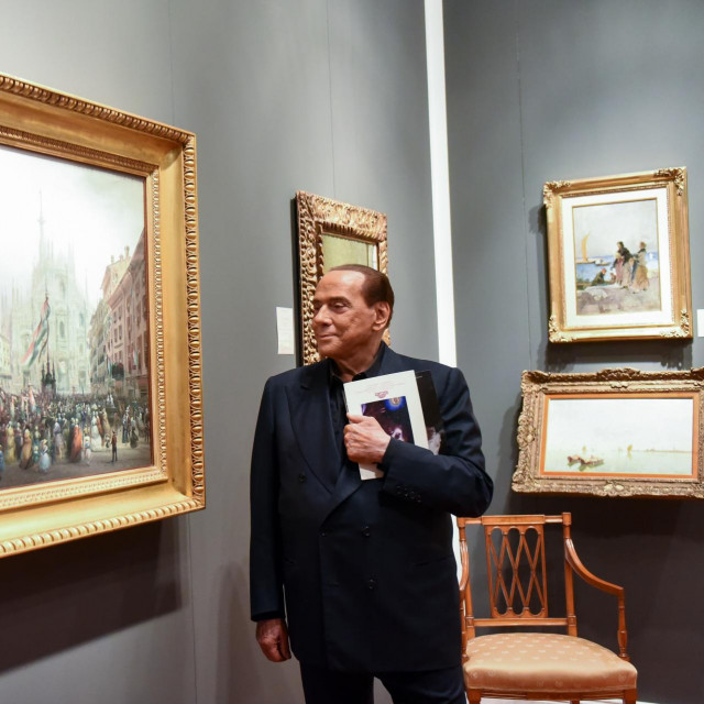 Silvio Berlusconi razgledava umjetnine na prodajnoj izložbi starih majstora u Museo della Permanente
