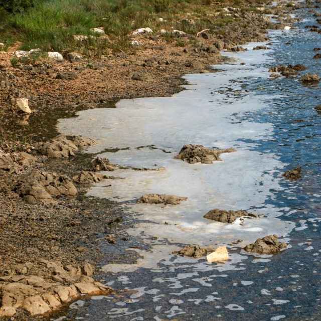 Kanal kojim fekalije iz obližnjih kuća ulaze u zaljev Šćuza