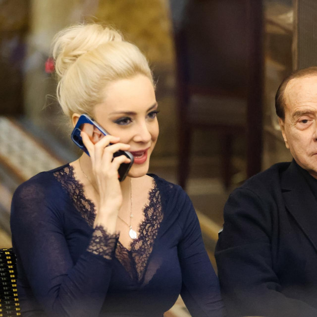 Silvio Berlusconi i Marta Fascina u Galeriji Vittorija Emanuelea u Milanu