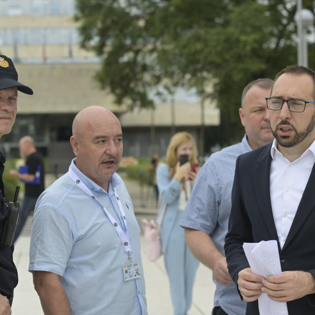 Tomislav Tomašević ispred zgrade Poglavarstva