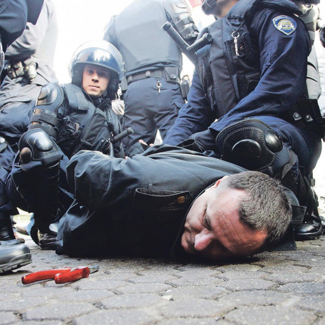 Na skupu protiv ulaska Hrvatske u Europsku uniju koji je na Trgu bana Jelačića, dan prije referenduma, organizirao ”Pokret za Hrvatsku - Ne u EU”, došlo je do sukoba policije i demonstranata.  Uhićeni su Natko Kovačević, Ivan Pernar i Marko Francišković