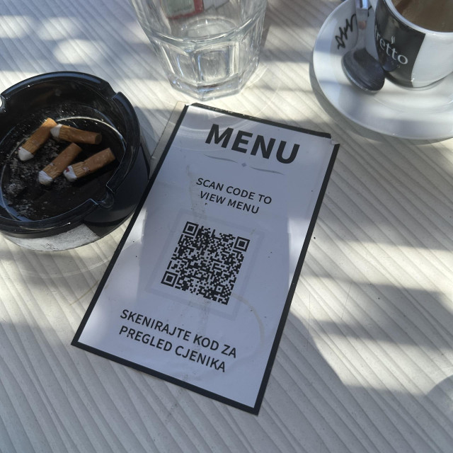 Cjenik na stolu (skeniranjem QR koda dobivaju se cijene)