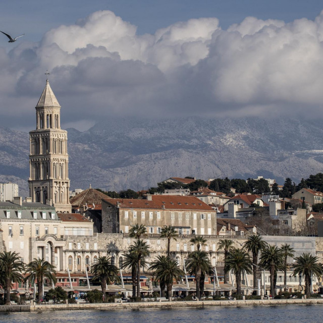 Split, 010223.
Panorama splitske luke.
Na fotografiji: Riva i zvonik Sv.Duje.