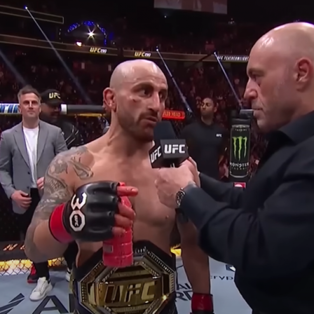 Alexander Volkanovski (lijevo) i Joe Rogan (desno)