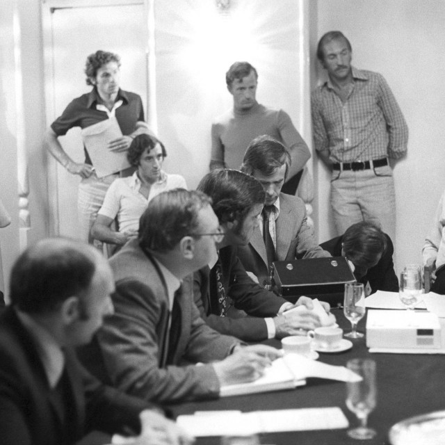 Nikola Pilić (skroz lijevo) pregovara tijekom press konferencije na kojoj su igrači objavili da 81 igrač neće igrati na Wimbledonu