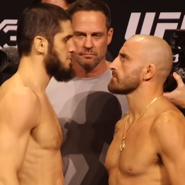 Islam Makhachev (lijevo) i Alexander Volkanovski (desno)