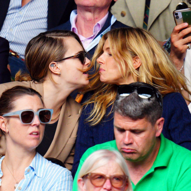 Cara Delevingne i Sienna Miller u gledalištu središnjeg terena All England kluba u Wimbledonu