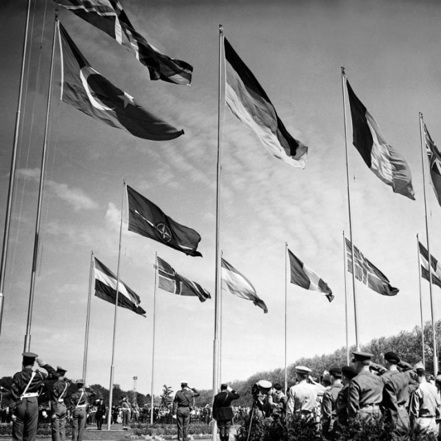 Ceremonija učlanjenja Zapadne Njemačke u NATO 9. svibnja 1955. u Louveciennesu, blizu Pariza
