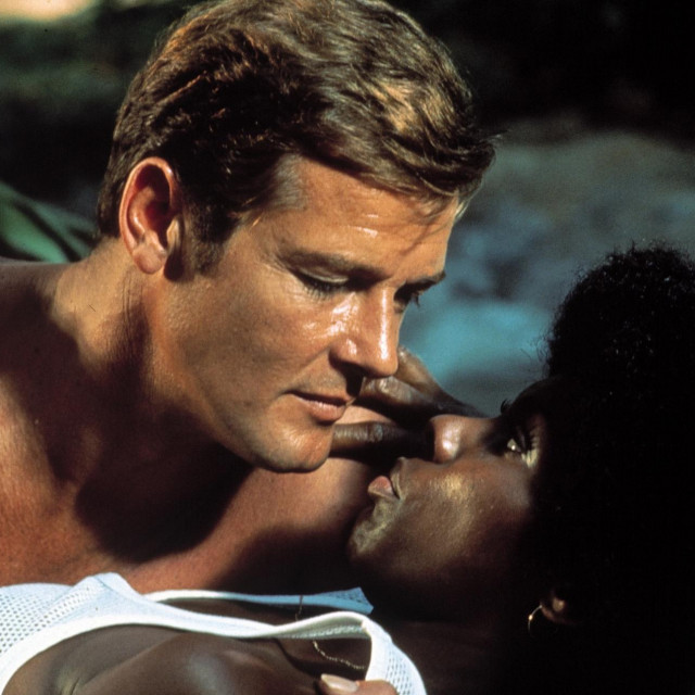 Roger Moore u ‘Live and Let Die‘