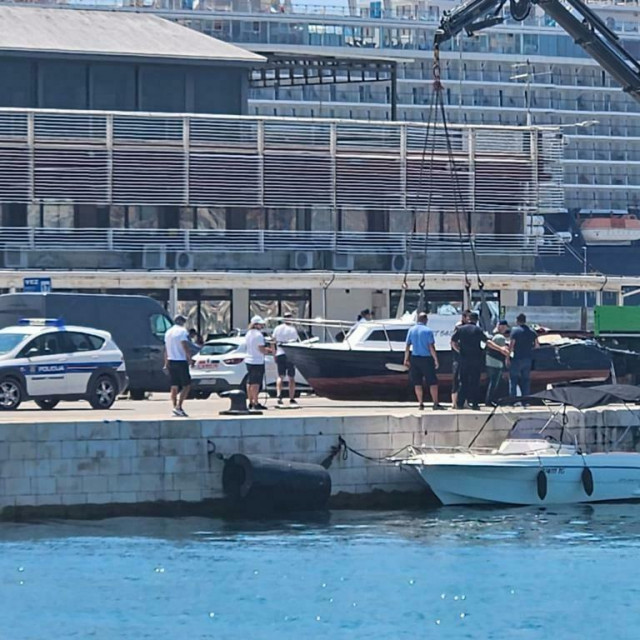 Policija na gatu ispred Lučke kapetanije Split