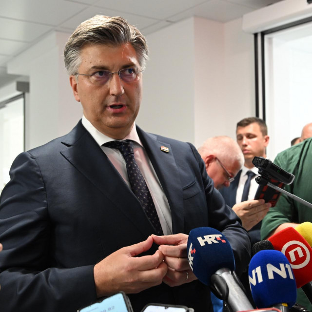 Andrej Plenković odgovara na novinarska pitanja u Splitu