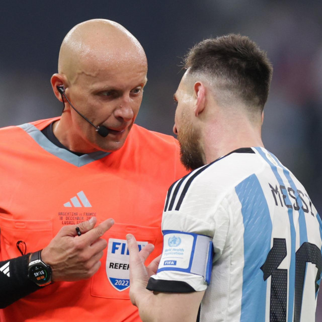 Lionel Messi u razgovoru sa Szymonom Marciniakom