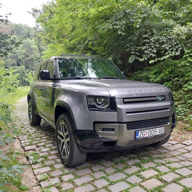 Land Rover Defender X-Dynamic SE 110 D250