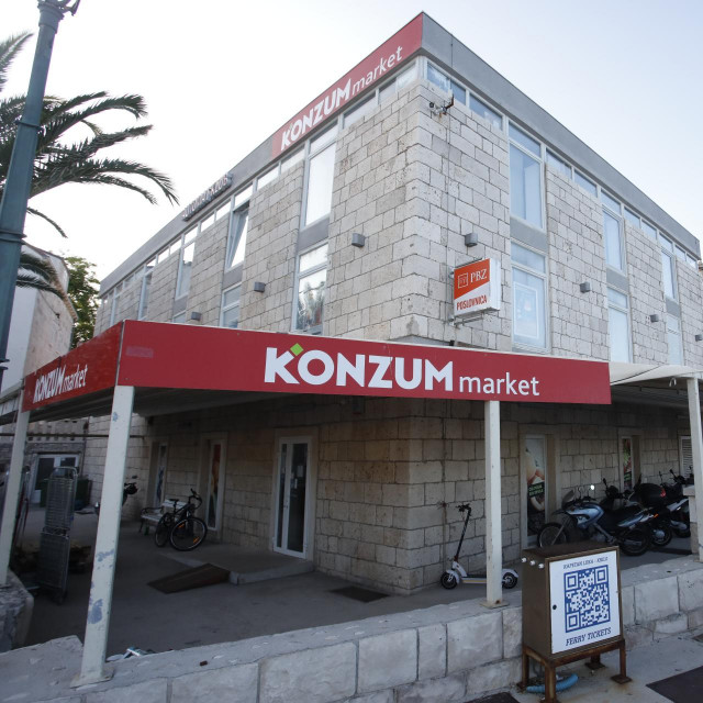Konzum u Korčuli na Trgu kralja Tomislava 2