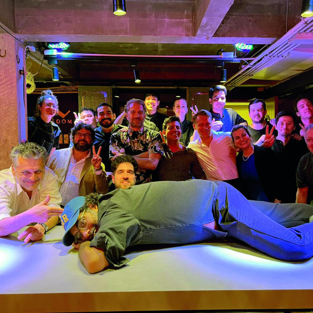 Nakon večere Gaggan je i nas i svoj tim rebela odveo u obližnju gostionicu gdje smo s njim jeli običnu lokalnu hranu