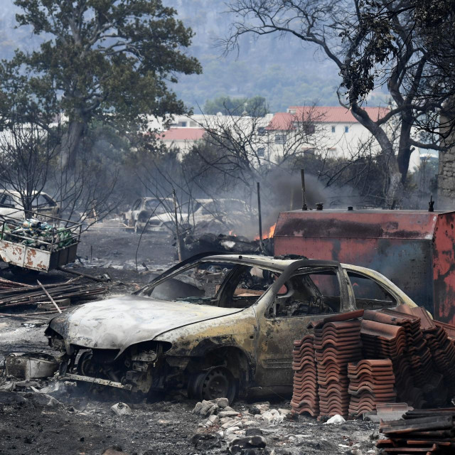 Požarom je buknuo u selu Gornji Banovci u Grebaštici