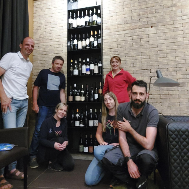 Degustacija malvazija kod Kozlovića - s lijeva na desno: Saša Špiranec, Gianfranco Kozlović, Danijela Katarinčić, Gianna Kozlović, Antonella Kozlović i Goran Nežić