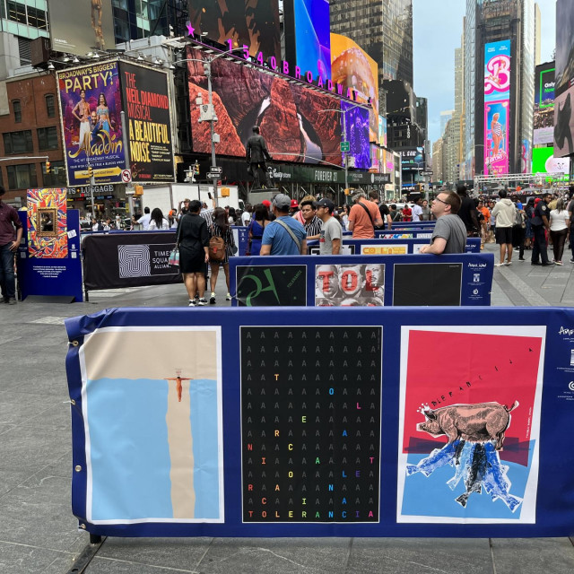 Poster na Times Squareu
