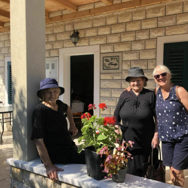 Jelisava i Ksenija s Marijinom prijateljicom, Julijom Kaleb