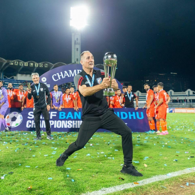 Igor Štimac s trofejem pobjednika Južnoazijskog prvenstva