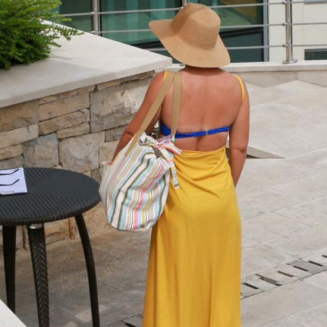 Novinarka u razgovoru sa zaštitarom na plaži hotela Kempinsky