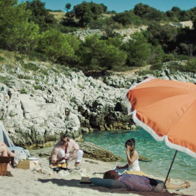 Mia Goth i Alexander Skarsgard na šibenskoj plaži